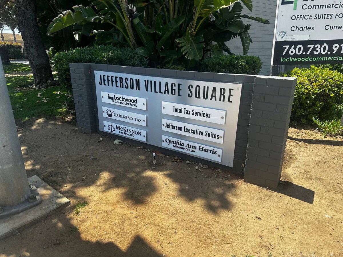 Monument sign with tenant panels